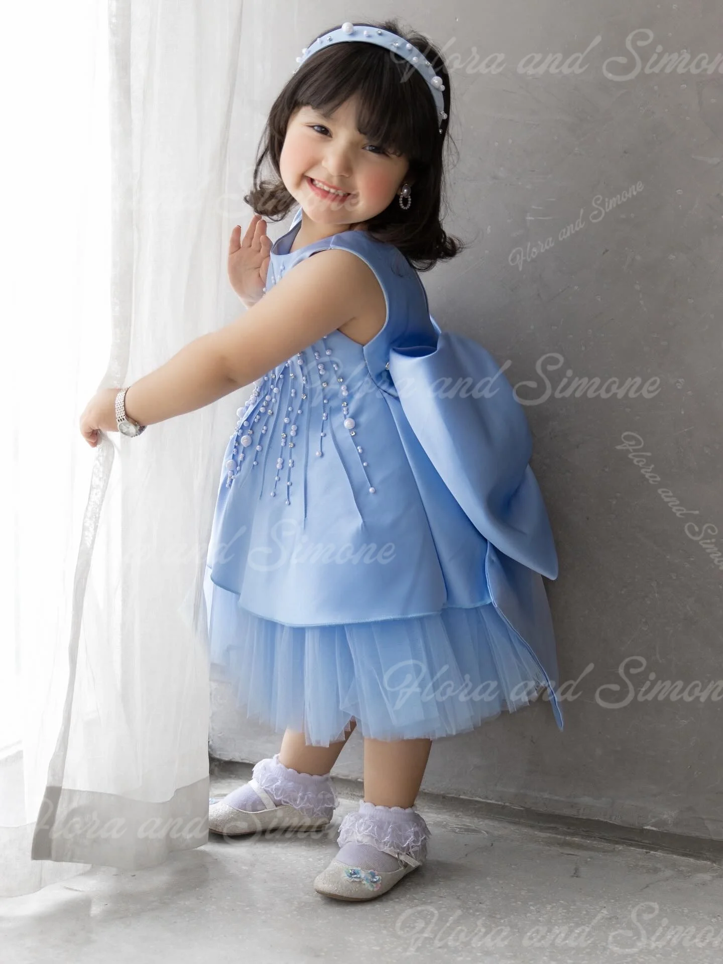 Vestido de niña de flores esponjoso sin mangas elegante de satén azul con lazo de perlas personalizado para fiestas de boda de vacaciones de primera comunión