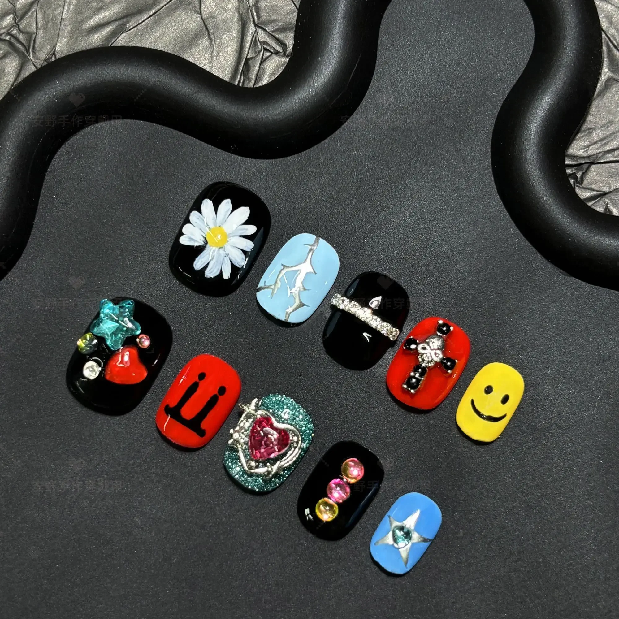 La nail art corta dipinta a mano di GD più venduta per studenti Instagram di fascia alta, indossata a mano, per lo sbiancamento