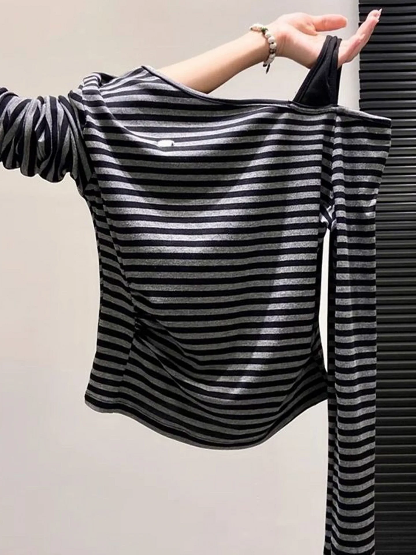 

Slim Fit Striped Long Sve T-irt Women Early Autumn Spicy Girl Base irt ort Uneven Strap Korean Sle Commute Sle