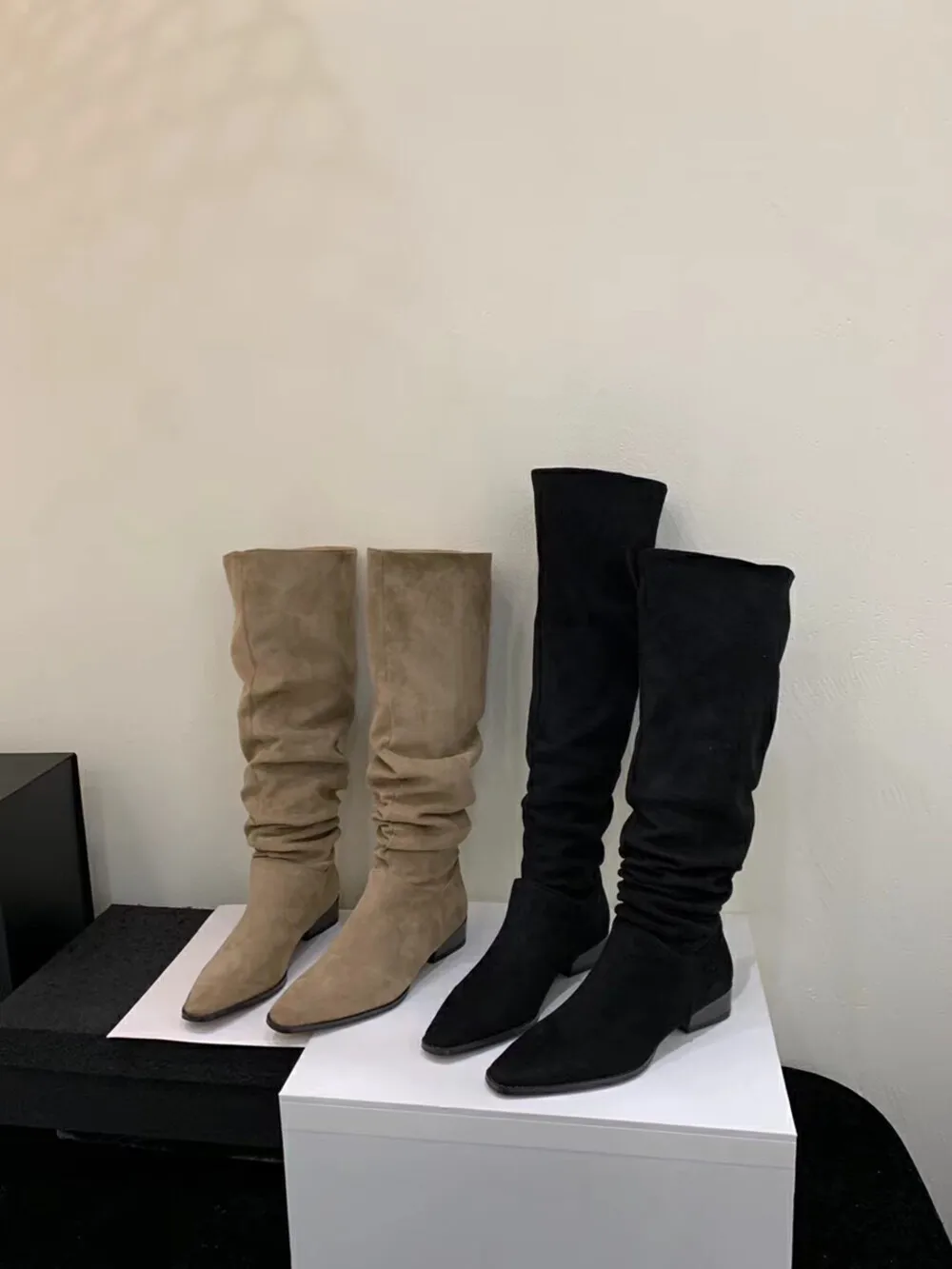 Stivali alti al ginocchio da donna con punta tonda 2024 nuovi arrivi scarpe elasticizzate alla moda tacchi bassi piatti nero Beige marrone décolleté