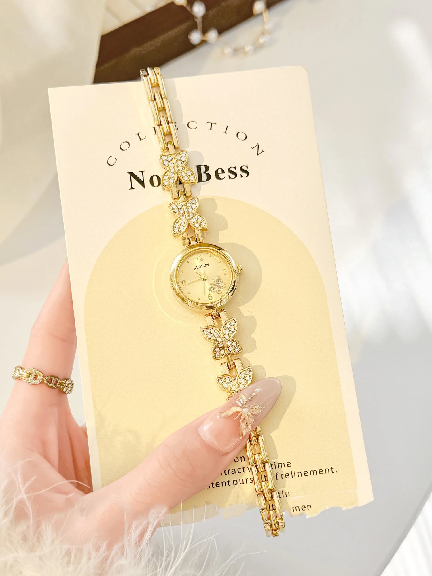 Luxury Retro Gold Butterfly Watch for Women Rhinestone-Embedded Bracelet Watch Elegant Quartz Wristwatch for Party & Daily Wear