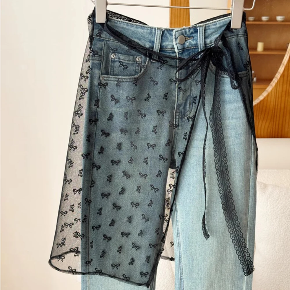 يخلق فستان الدانتيل مع غطاء الستارة مظهرًا متعدد الطبقات عند مقترن بمريلة ونصف تنورة ونمط زهور شفاف