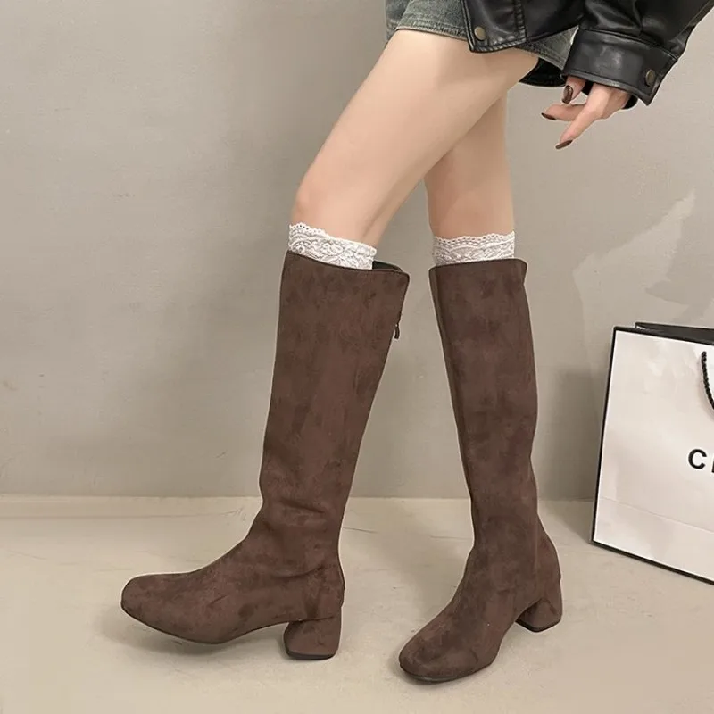 Herbst/Winter Damen-Stiefel mit Rundem Zeh und Dicker Sohle - Elastisch - Rückseitiger Reißverschluss - Samt-Finish - Bequem und Warm - Absatz ist Übergroß – Detail 15
