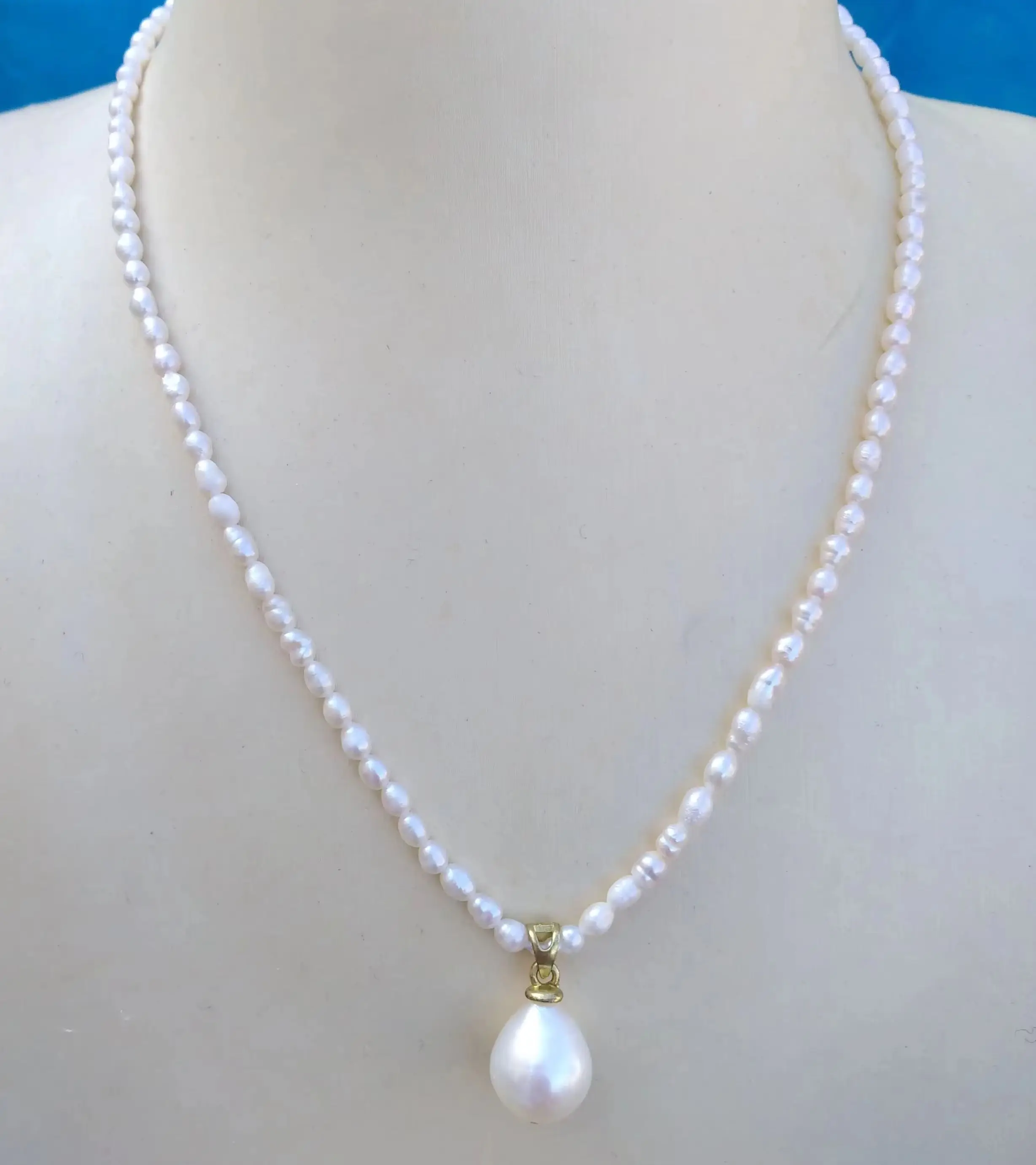 

Элегантное колье-подвеска из натурального белого мини-жемчуга Южных морей – классический, настраиваемый и вневременной дизайн, новинка