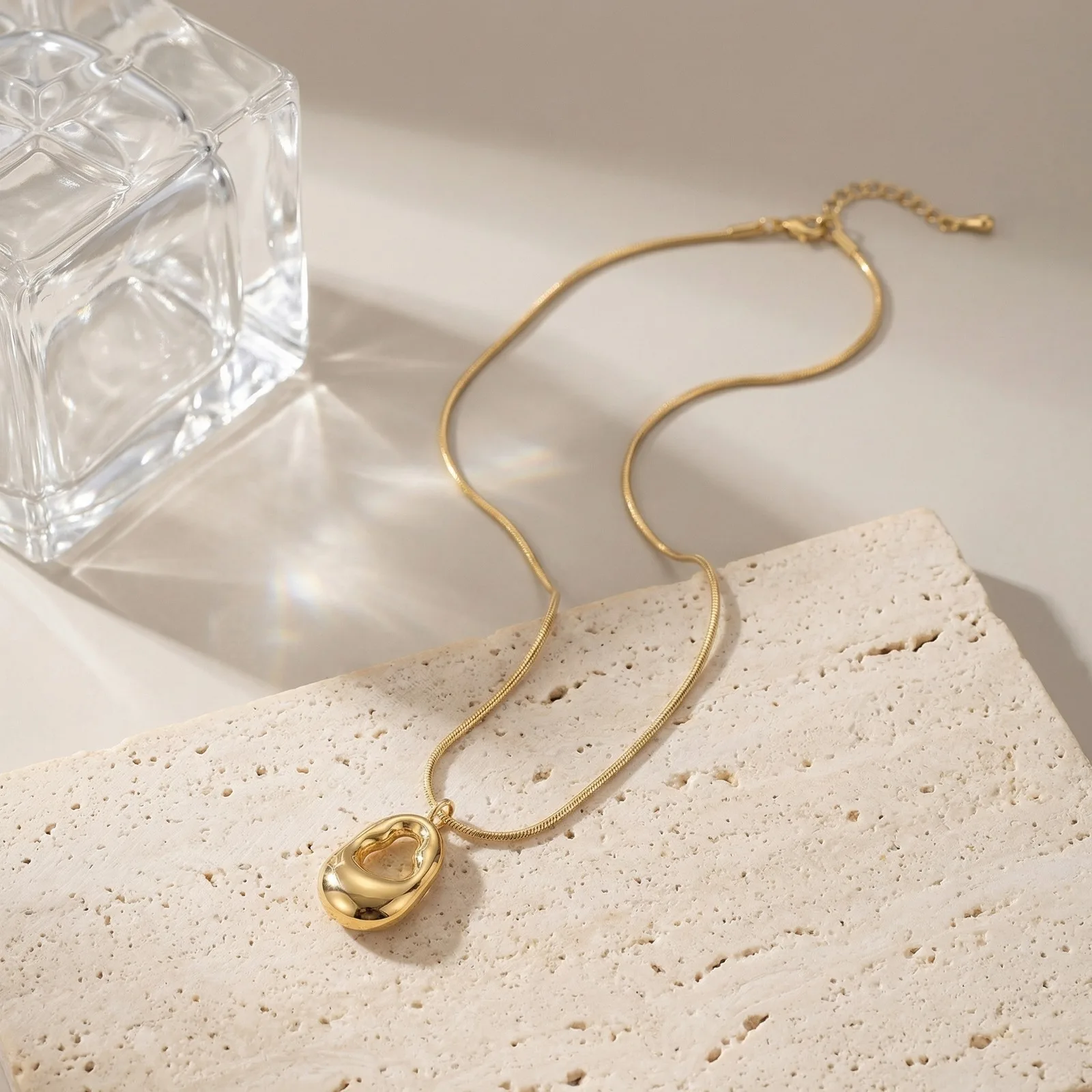 Modische Exquisite Hohle Unregelmäßige Wassertropfen-Anhänger Edelstahl-Halskette für Frauen Luxuriöser Wasserfester Schmuck für Party und Alltag – Detail 6