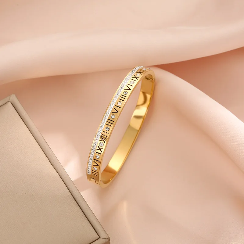 سوار مطلي بالذهب من الفولاذ التيتانيوم المطلي بالذهب بأرقام رومانية كلاسيكية أوروبية وأمريكية للنساء، سوار معصم بسيط ومتعدد الاستخدامات