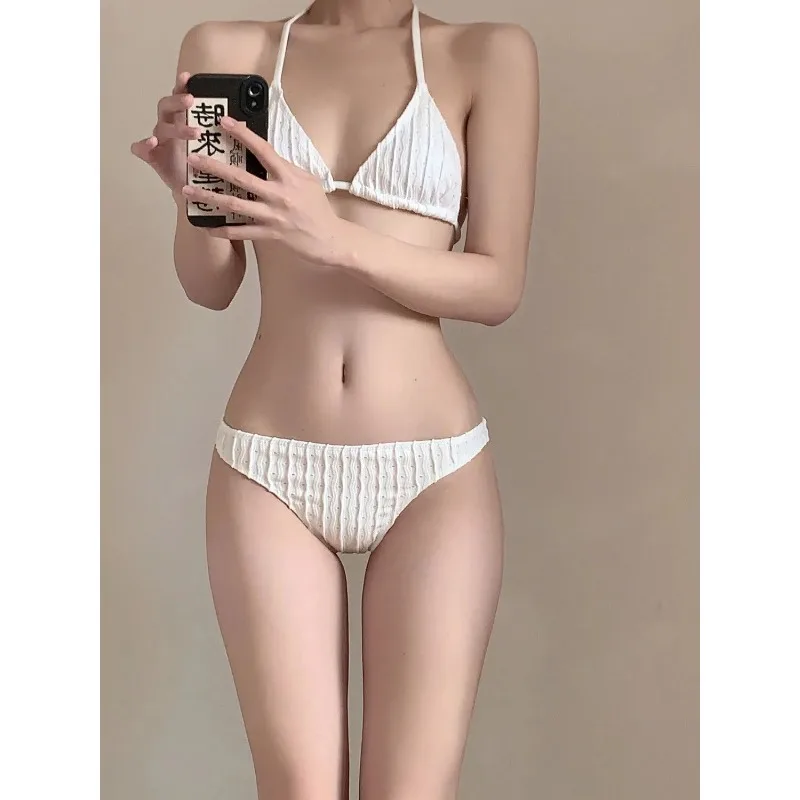 

Женский комплект бикини из 3 предметов: топ-халтер, треугольные плавки и текстурированная юбка-парео с вырезами для пляжного отдыха