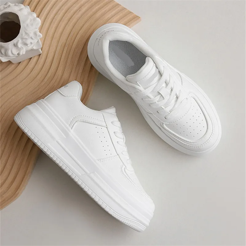 Scarpe bianche donna 2024 autunno scarpe da corsa all\'aperto per le donne inverno fondo spesso altezza aumento bordo scarpe Casual Sneakers