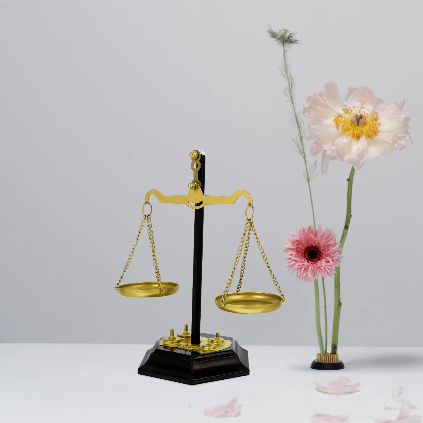 زخرفة مقياس ميزان الميزان المعدني لقطعة مركزية للديكور على سطح الطاولة لهجة التصميم الداخلي للمكتب المنزلي