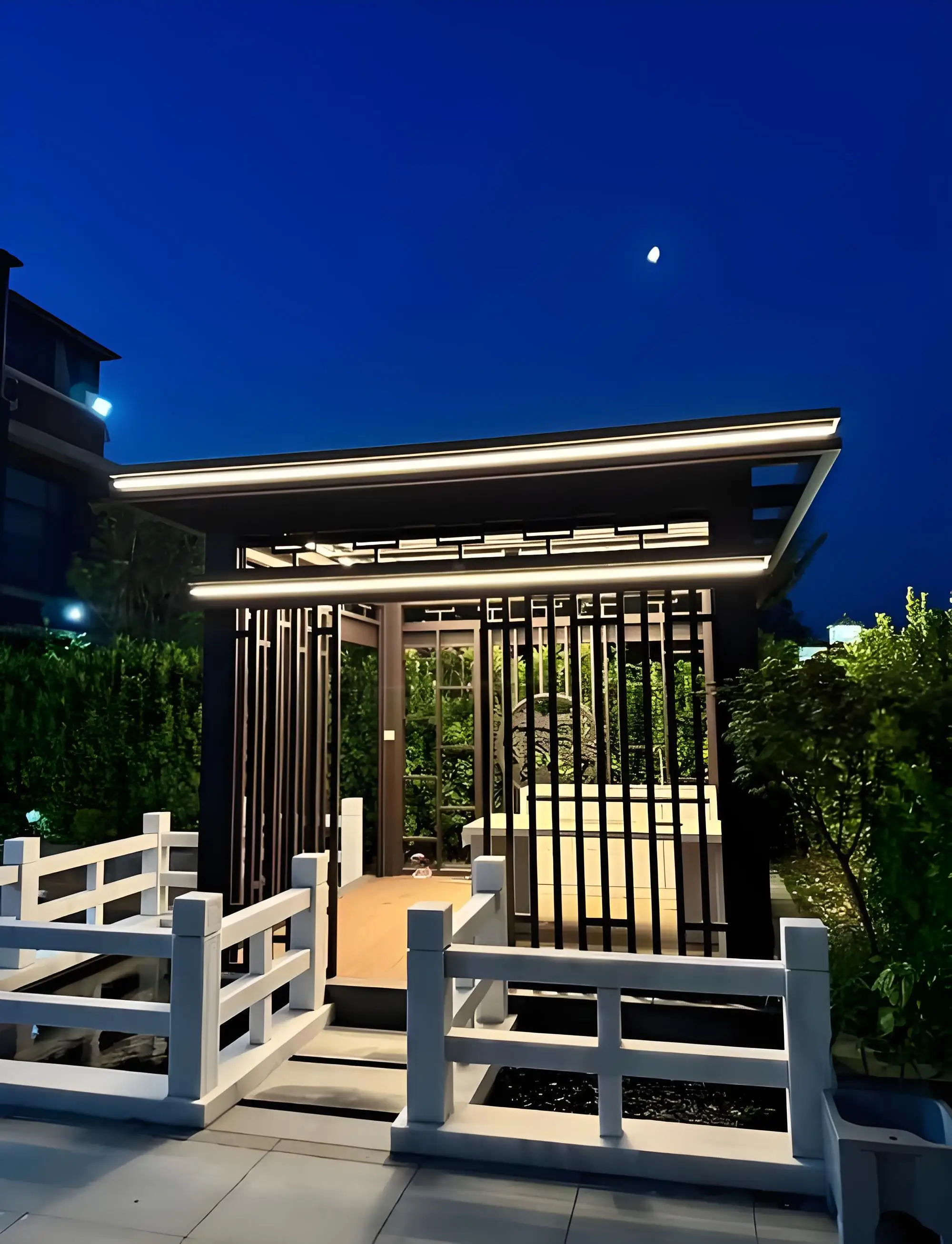 Modern Wind-Resistant Anti-Corrosion Solar-Powered Tempered Glass Flat Top Chinese Aluminum Alloy Pavilion for Courtyard Hotel