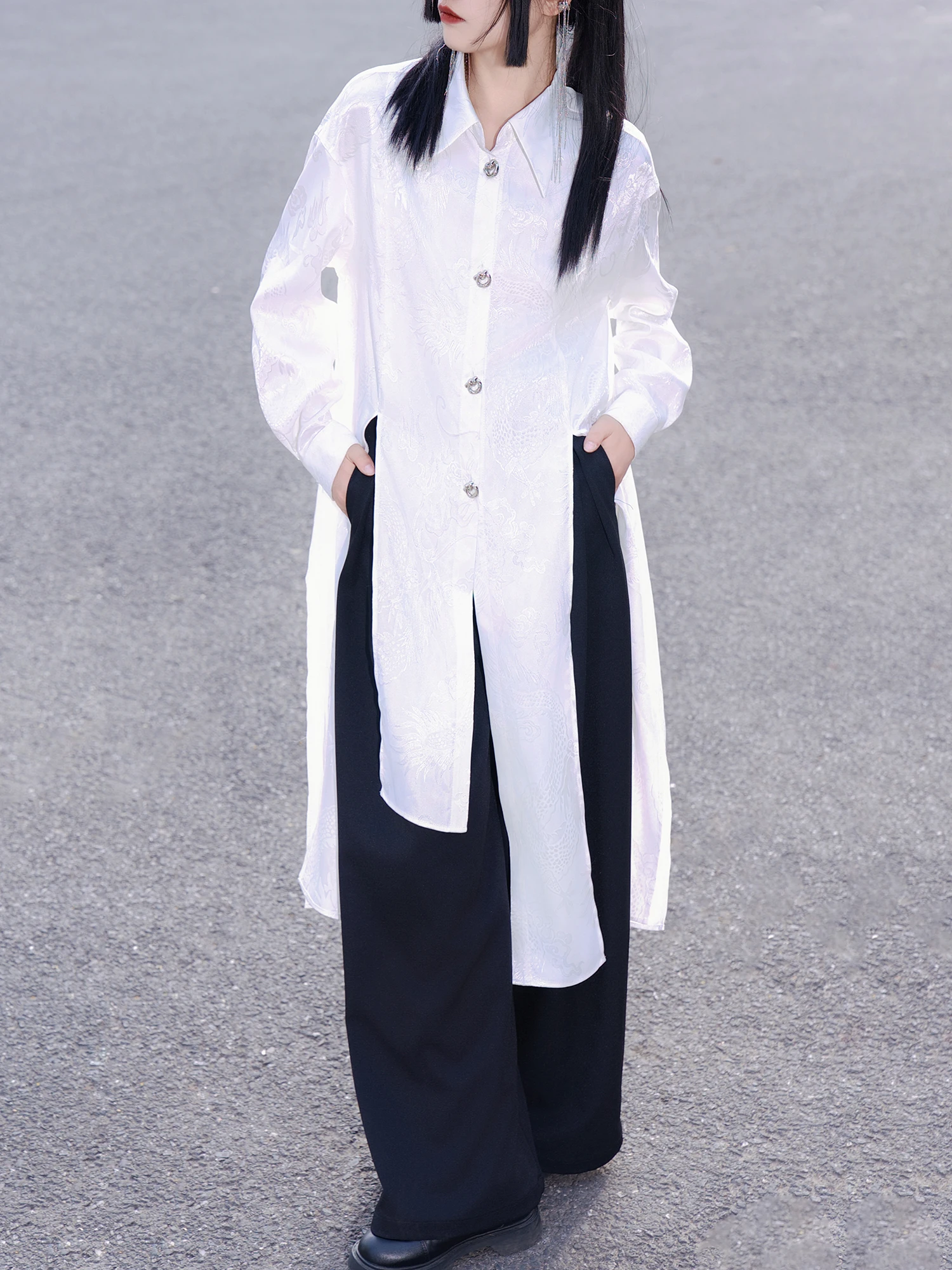

Оригинальный дизайн, длинная белая рубашка для женщин, свободный крой, воротник, разрез спереди, в китайском стиле, модная, элегантная, для офиса