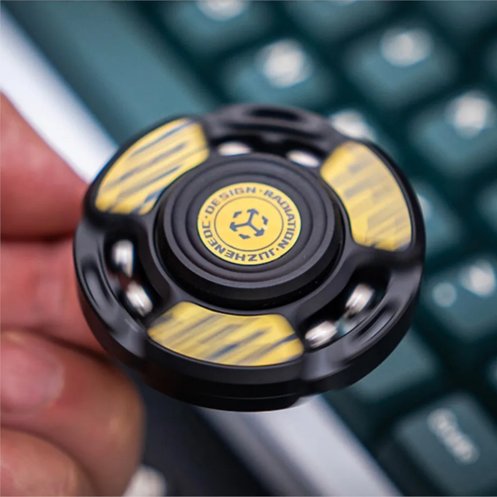 JUZHEDC Radiazione Fidget Spinner All'interno Chiodo Aperto Giroscopio Ansia Giocattoli Agitarsi Spinner Metallo Ansia Sollievo Gadget