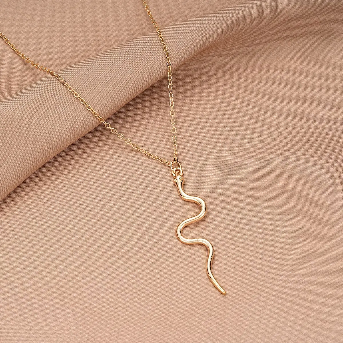 Temperamento della personalità della moda collana con ciondolo a forma di serpente dorato rosa semplice e versatile