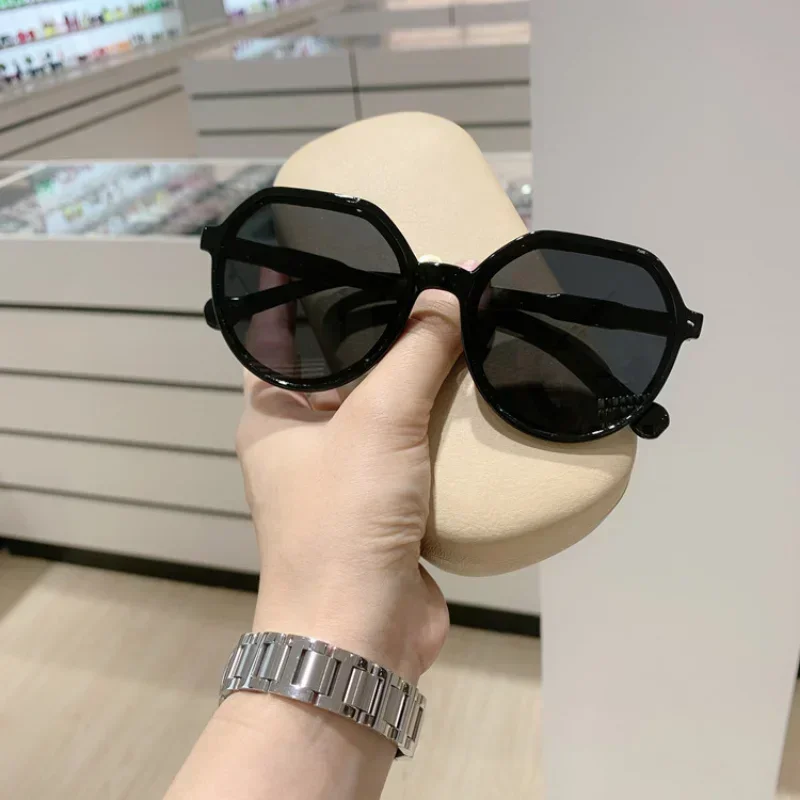 Ladies Small Frame Milk Tea White Sunglasses Classic Design Retro Sunglasses Small Face Sunscreen Sunglasses Unisex Goggles