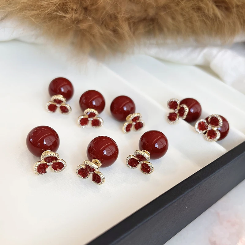 Ankela Weinrote Perlen-Kristall-Dreibeinblumen-Hängeohrringe für 2025 Damenmode-Schmuck Weihnachts-Luxus-Accessoires – Detail 3
