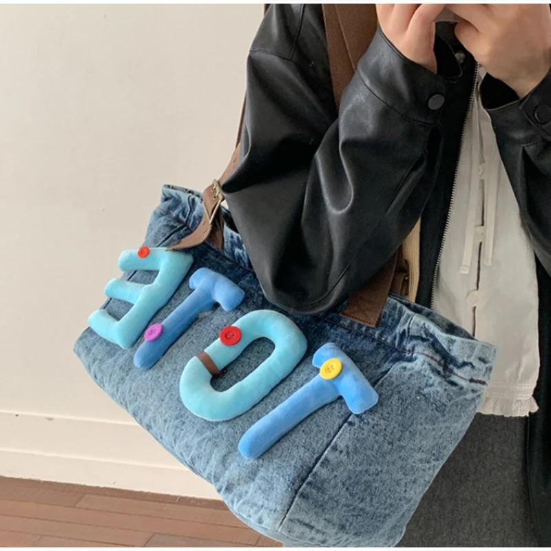 Gewaschene Denim Vintage Schultertasche, Große Kapazität Y2k Mädchen Flauschige Buchstaben Farbige Knöpfe Tragetasche, Hobo Pendler Canvas Handtasche – Detail 5