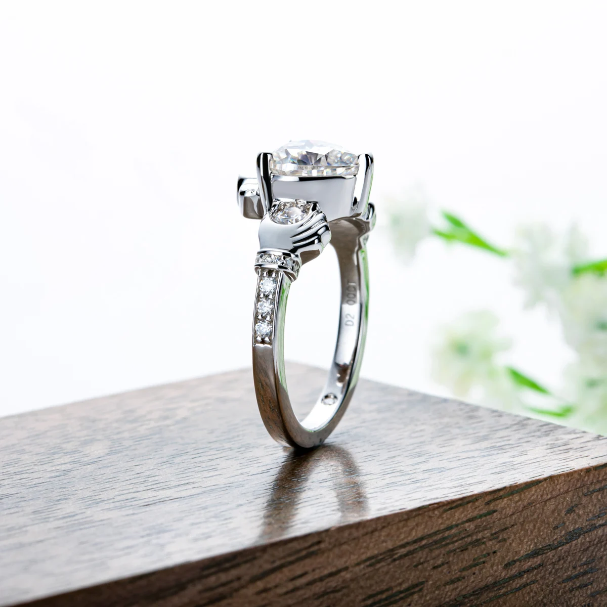 Felice 2.33cttw Moissanite Claddagh ไอริชแหวนมงกุฎเซลติกเงินแท้หัวใจตัดเพชรโมอิสสำหรับผู้หญิง