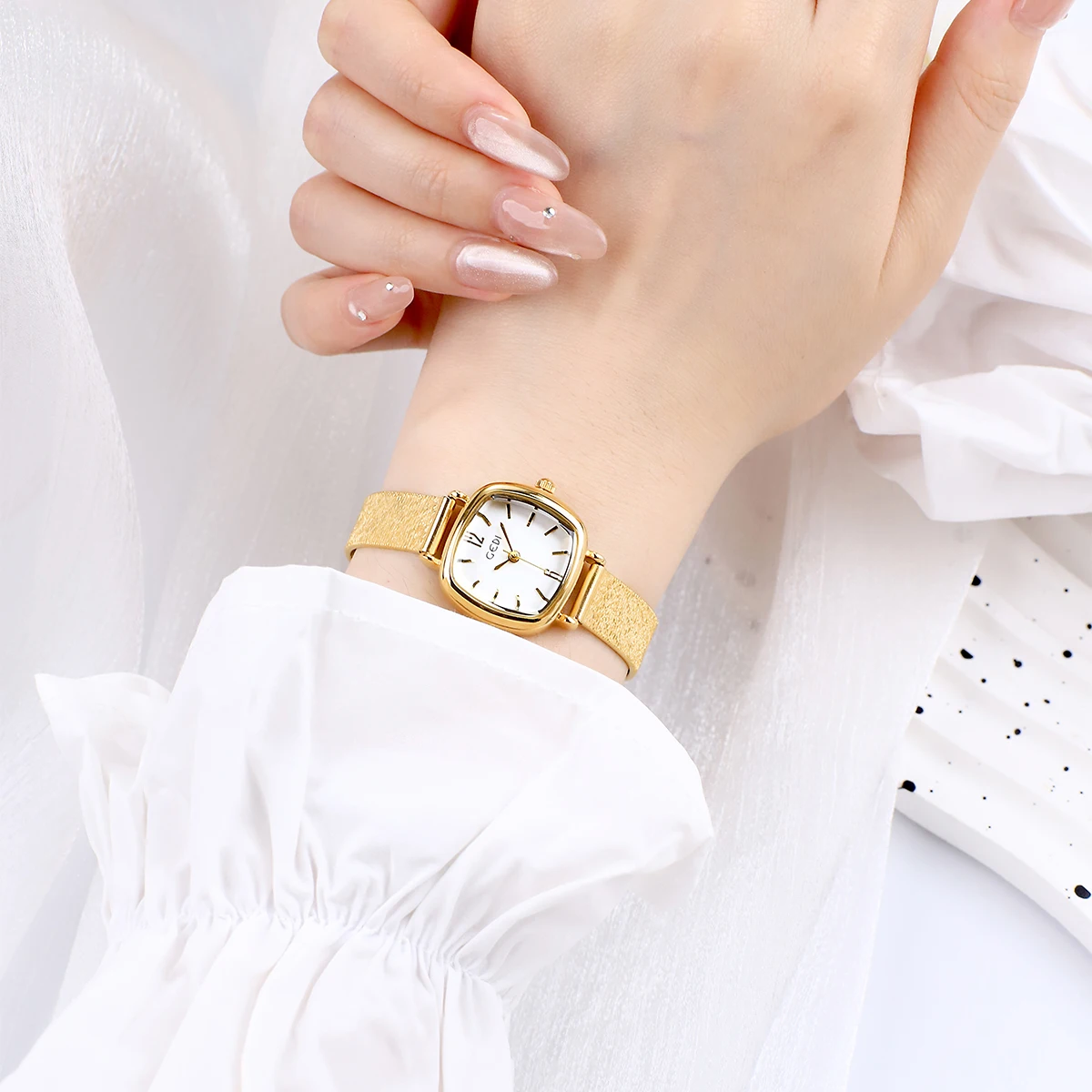 ساعات GEDI كلاسيكية مربعة الشكل للنساء، ساعة تناظرية كوارتز عصرية ذات جودة عالية من الفولاذ المقاوم للصدأ بحزام ملفوف باللون الذهبي