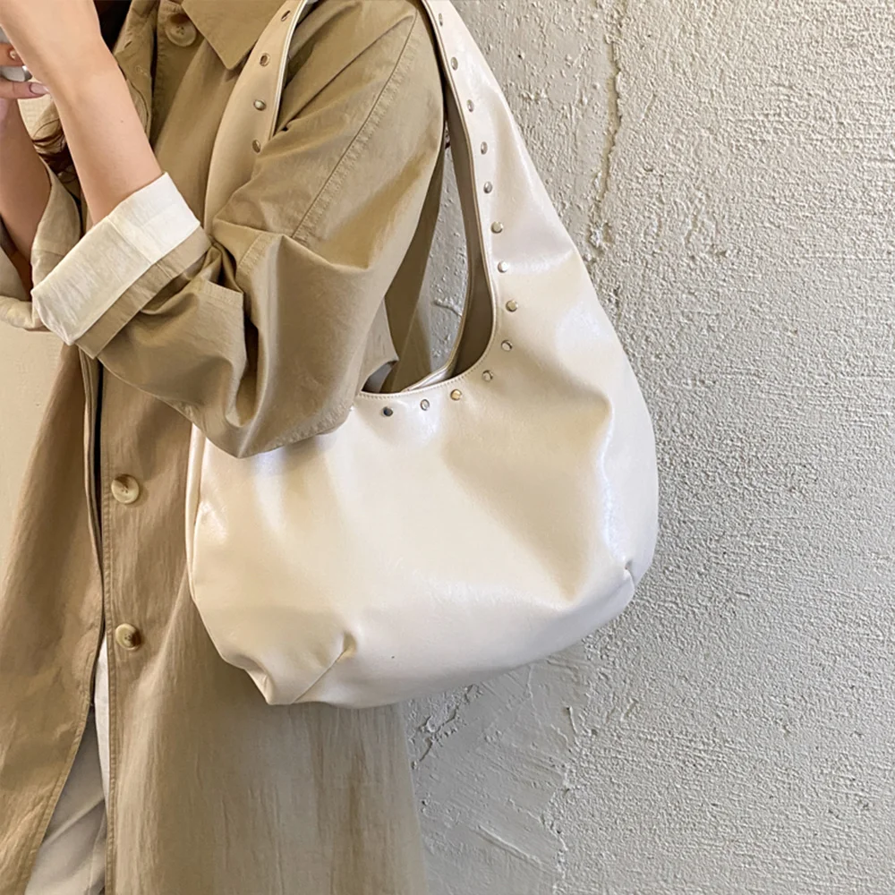 bolsa-de-ombro-feminina-estilo-«hobo»-com-detalhes-em-rebites-alca-larga-textura-macia-grande-capacidade-ideal-para-o-dia-a-dia-para-usar-na-cidade-e-em-passeios
