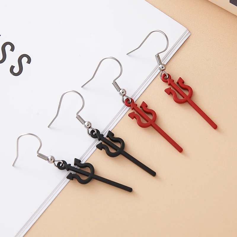 Hermosos pendientes Tridente brazos del diablo negros y rojos