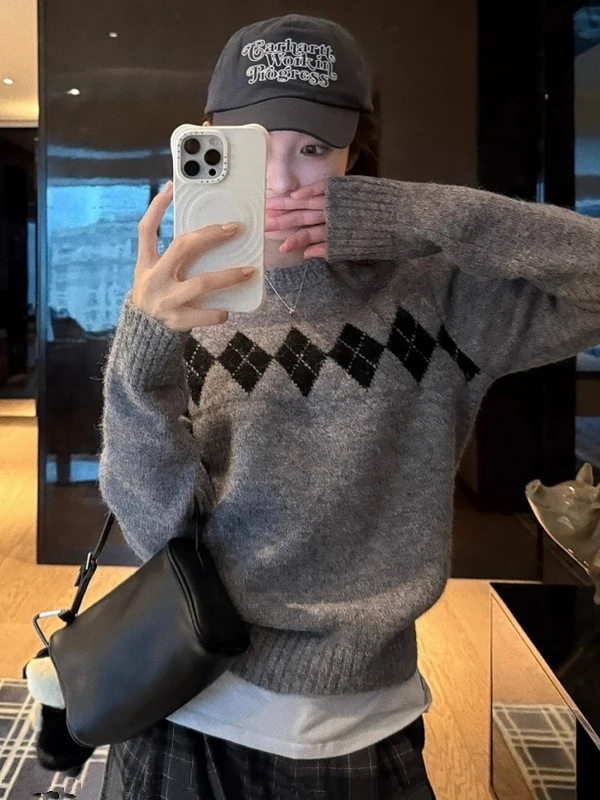 

Мягкий уютный женский трикотаж V-Ne в стиле ретро для колледжа Sle Lazy Feel с ромбовидным узором, осеннее новое поступление, серия Miu для поездок на работу Sle L...