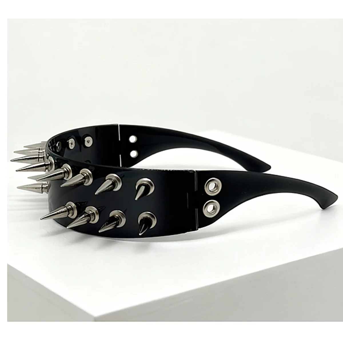 

Цельные безрамочные солнцезащитные очки Y2K в стиле панк с шипами и заклепками, темные преувеличенные уникальные оттенки для мужчин и женщин, аксессуар для вечеринок