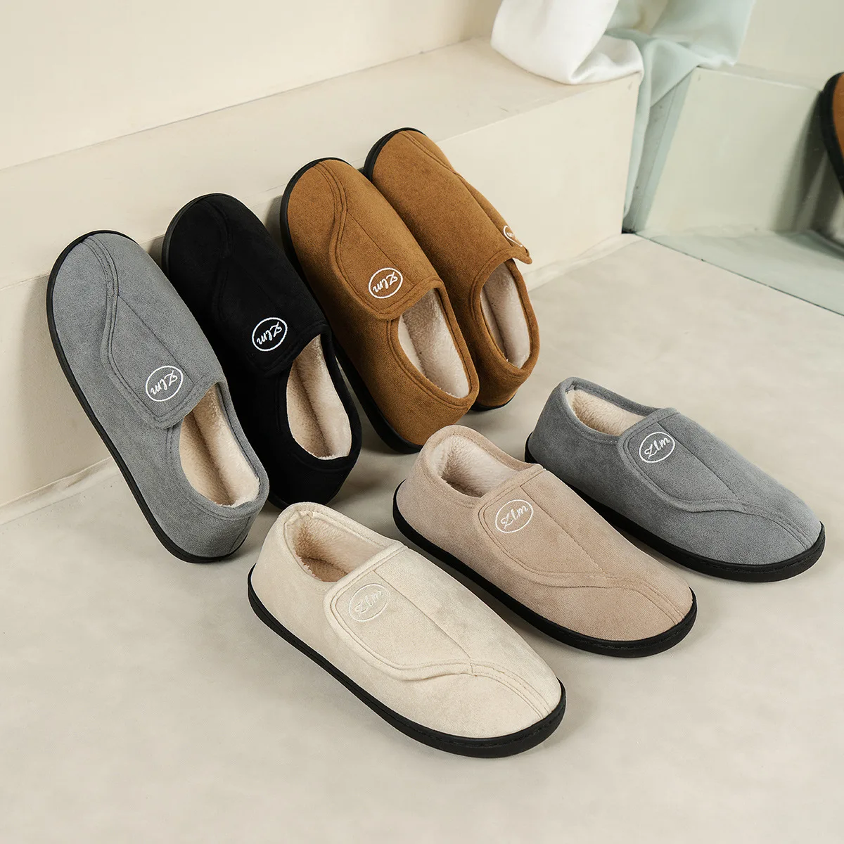 Cross-border winter indoor slippers for men and women, non-slip cotton slippers with fleece lining and Velcro fasteners.
