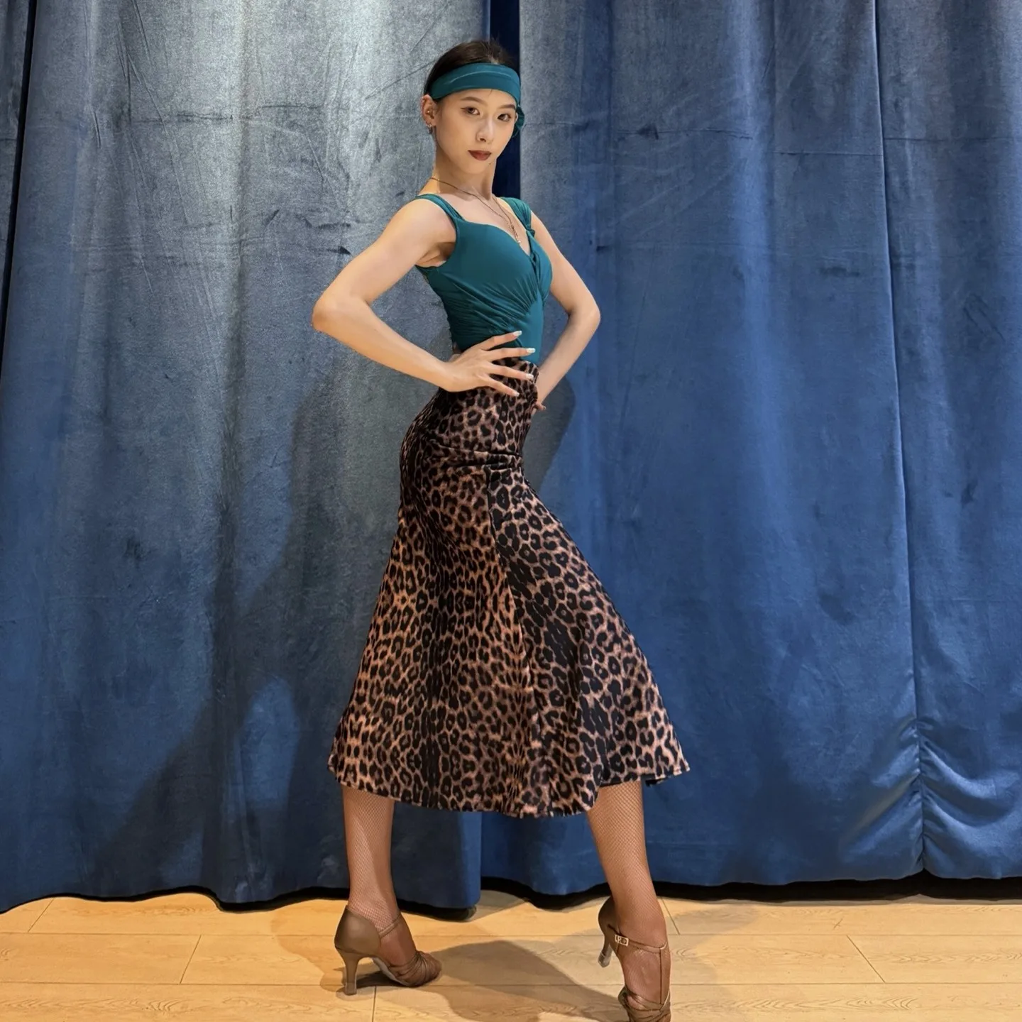 Vêtements de danse latine pour femmes, Rumba Samba Tango, hauts de danse, jupe léopard fendue, Costume de Performance Sexy, vêtements d'entraînement DNV24608