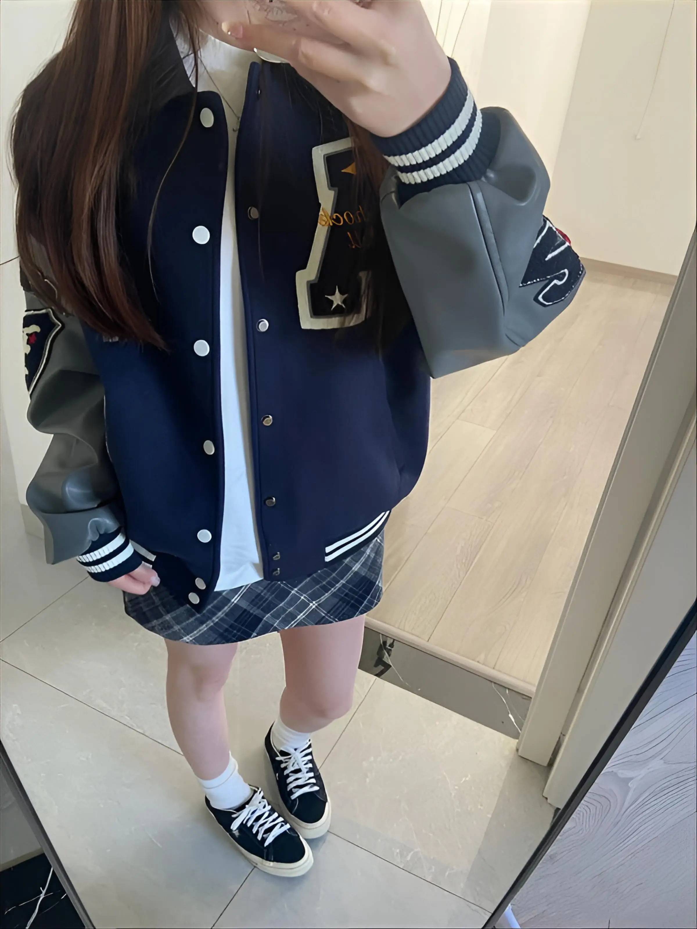 

Бейсбольные куртки красного и желтого цвета для женщин, весенние, двусторонние, для активного отдыха, с декоративными кнопками, воротником-стойкой и пайетками на рукавах, спортивная одежда