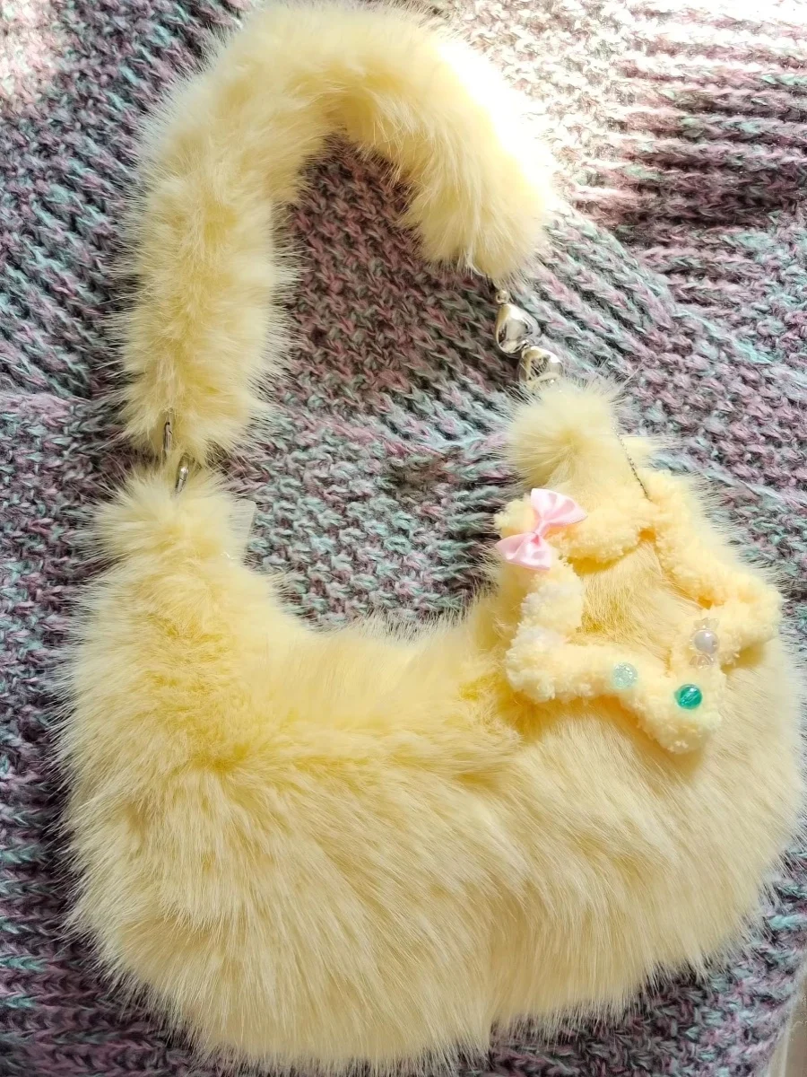 Bolso peludo amarillo crema bonito de estilo coreano para mujer, bolso versátil para las axilas para estudiantes, bolso de hombro para ir al trabajo, novedad de 2025