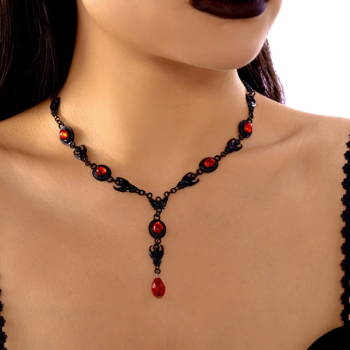 Kreative Gothic-Halskette mit rot-weißem Kristallperlen-Fledermaus-Anhänger für Damen und Herren, Halloween-Punk-Flugfledermaus-Choker, Cosplay-Party-Schmuck – Detail 18
