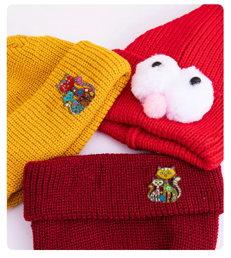 مجموعة مكونة من 4 قطع من الملابس الملونة واللطيفة على شكل قطة وقبعة وحقيبة ظهر وهدية شارة بروش