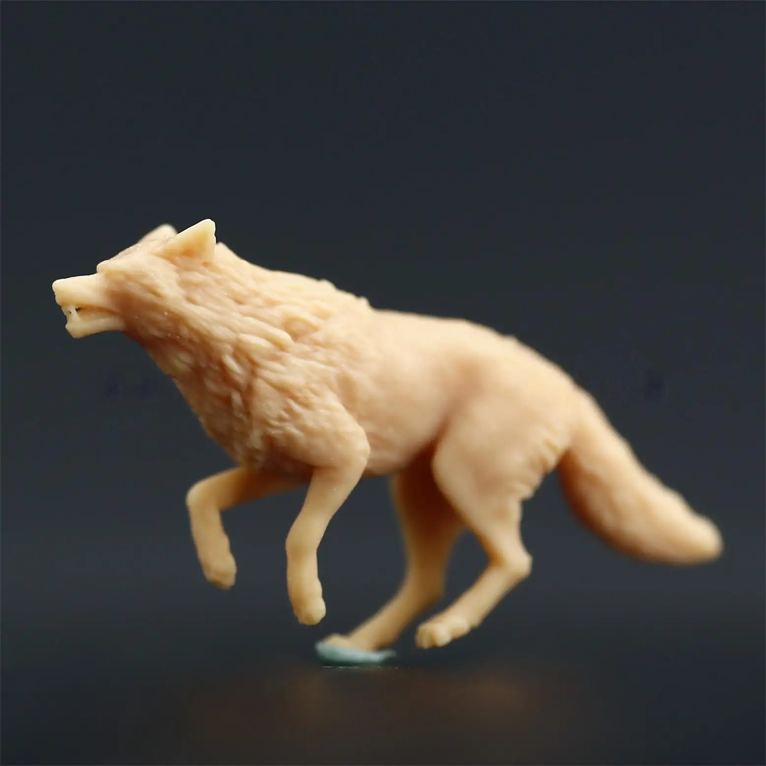 1/87 1/64 1/43  Coyote Wolf Miniature Figure Model Props Creative Photography Display Collection Decoration