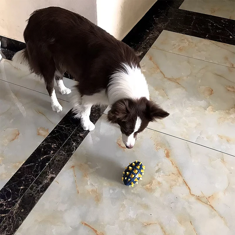 Hunde-Gummi-Rugby-Ball, Weiche Noppen, Zahnreinigung, Bissfestigkeit, Quetschspielzeug mit Geräuschen für Große und Mittelgroße Hunde – Detail 4
