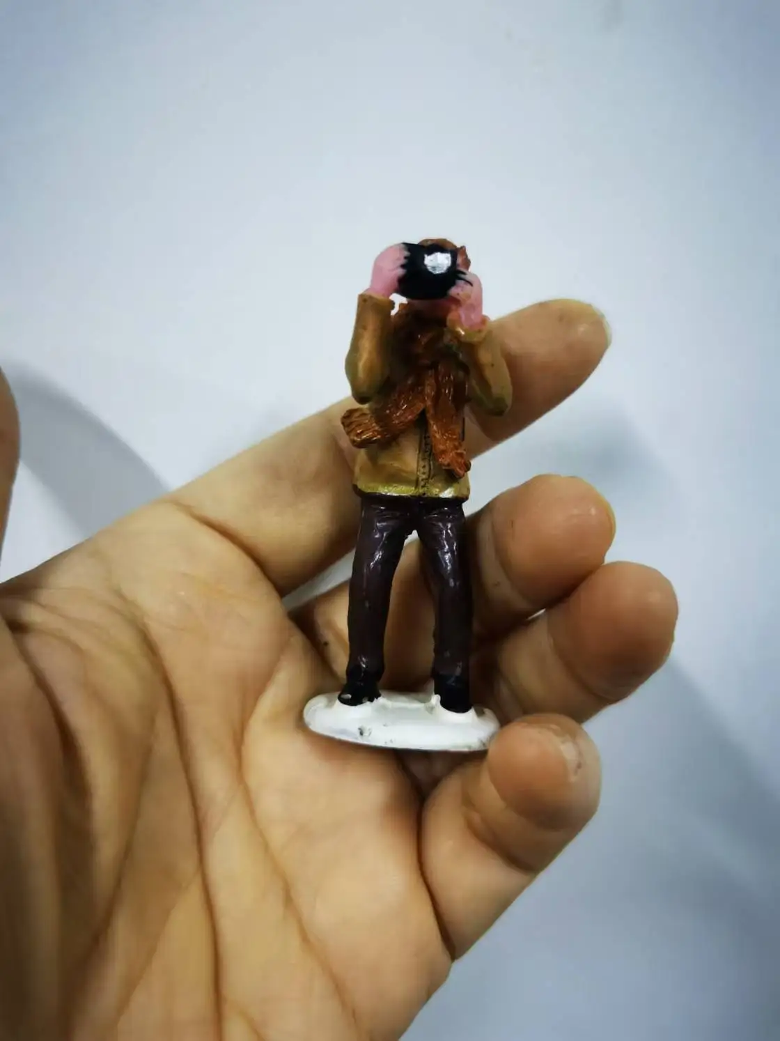 Resin figure mental psychological sand table game box court therapy  man taking  photo