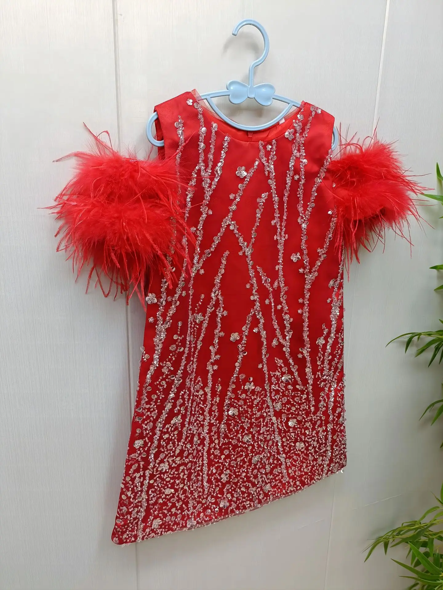 Maßgeschneiderte elegante Applikationen mit Pailletten, glänzende Performance-Kleider für Babys, O-Ausschnitt, Federn, knielang, Geburtstagsparty-Kleider – Detail 5