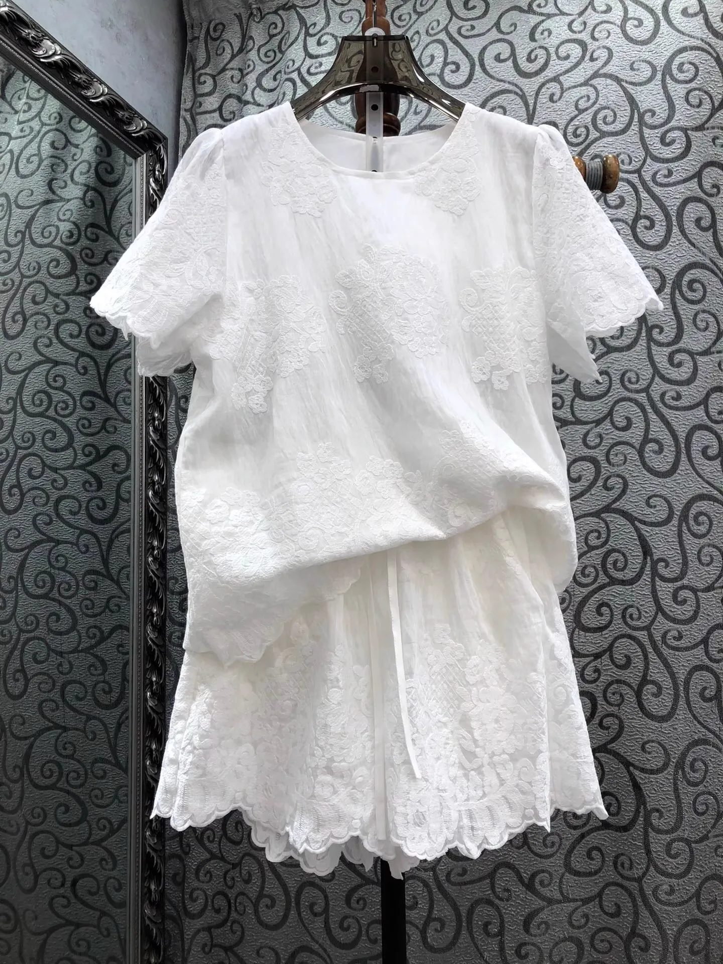 

2025 Summer Fashion Short Sets High Quality Women Luxurious Embroidery Tops Blouse+Elastic Waist White Blue Short Suits 2pcs Set