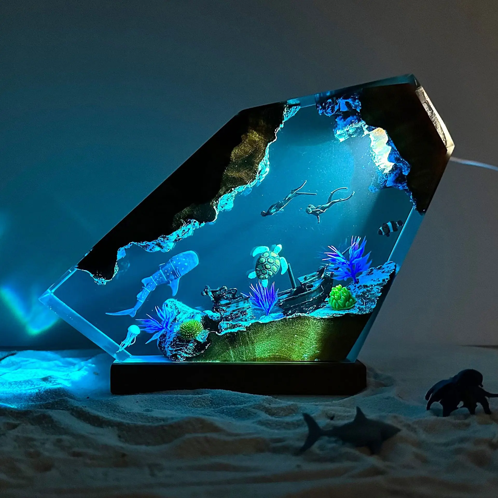 Ocean World Micro Landscape Epoxy Resin Lamp Ornament Whale Shark and Sea Turtle Ocean Exploration Home Decoration Crafts