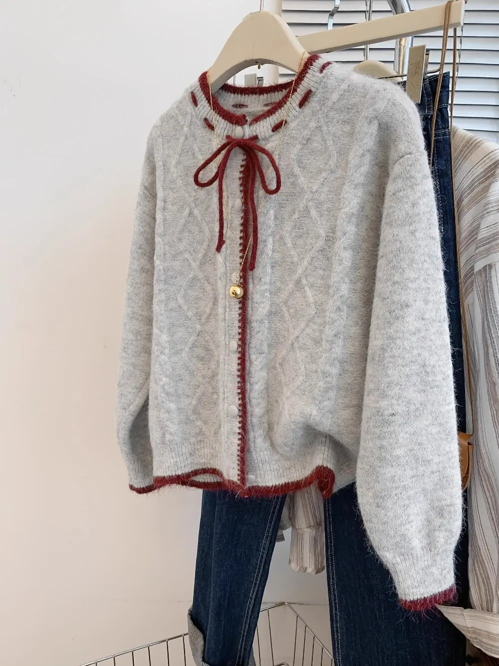 

Весенне-осенний новый серый вязаный свитер с бантом, женский контрастный корейский короткий свитер с круглым вырезом, элегантный однобортный кардиган, топ