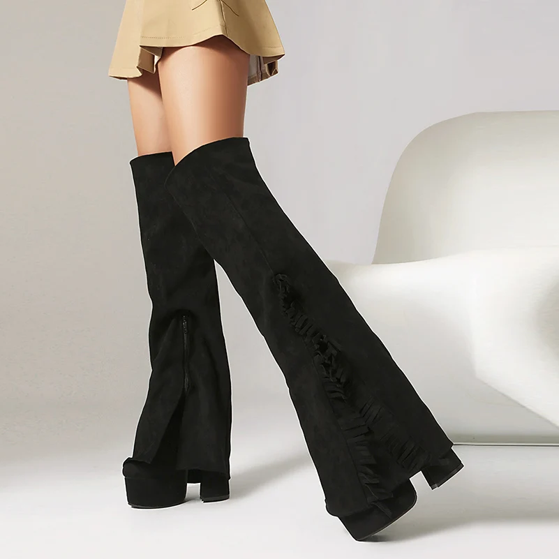 

Женские сапоги выше колена на очень толстом каблуке с фланцем из матового бархата и кисточкой с тонким ремешком и боковой молнией без шнуровки