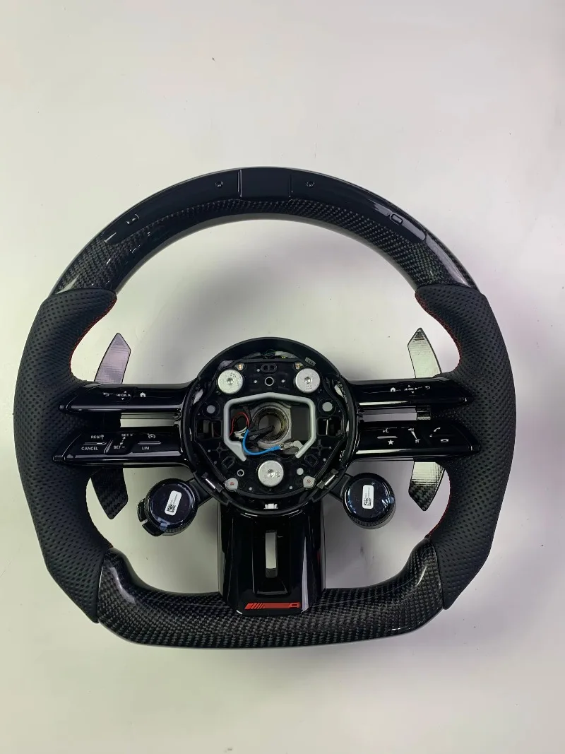 

Кожаный спортивный руль из карбона для Mercedes-Benz CLA EV 300 L 2025 года выпуска — с OLED-кнопкой, варианты с 3 или 4 спицами