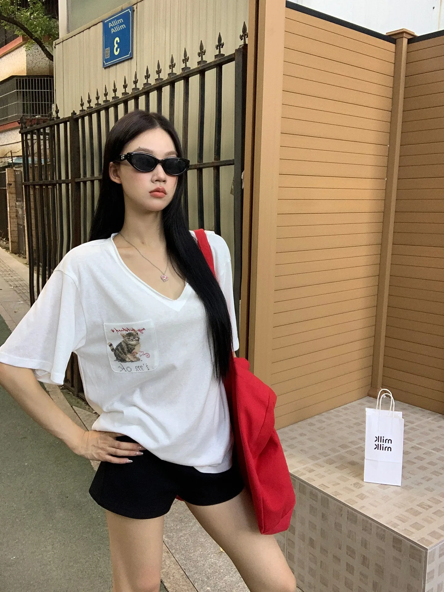 تي شيرت نسائي أحمر بأكمام قصيرة وياقة على شكل V، تصميم فضفاض جديد للصيف، قميص أبيض عصري وأنيق من مزيج القطن #4