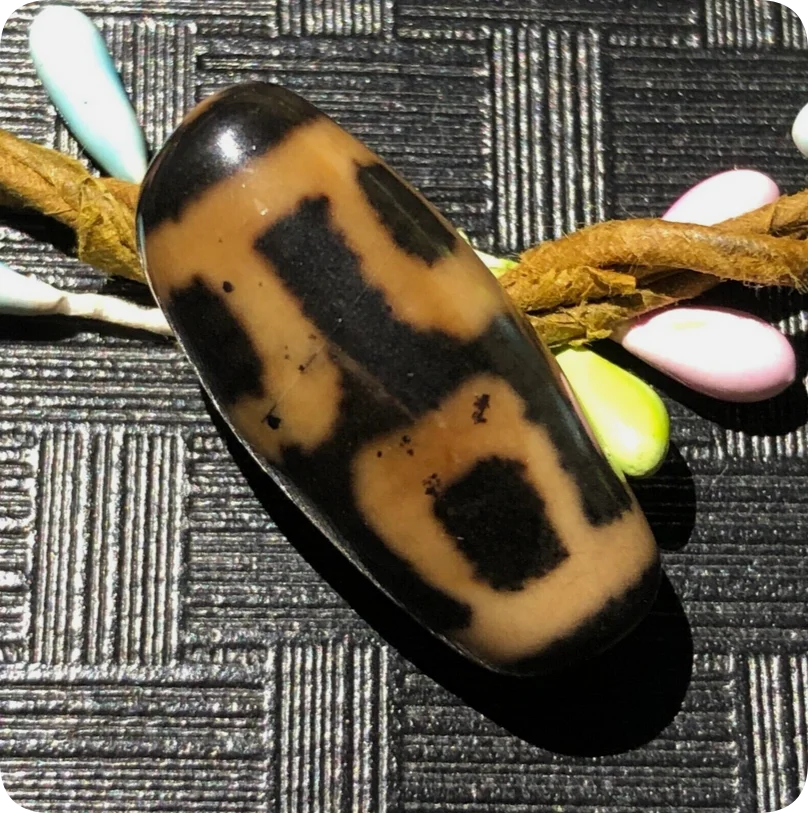 Unique Magic Tibetan Old Agate Ivory Color six-petal lotus Totem dZi Bead13*28mm