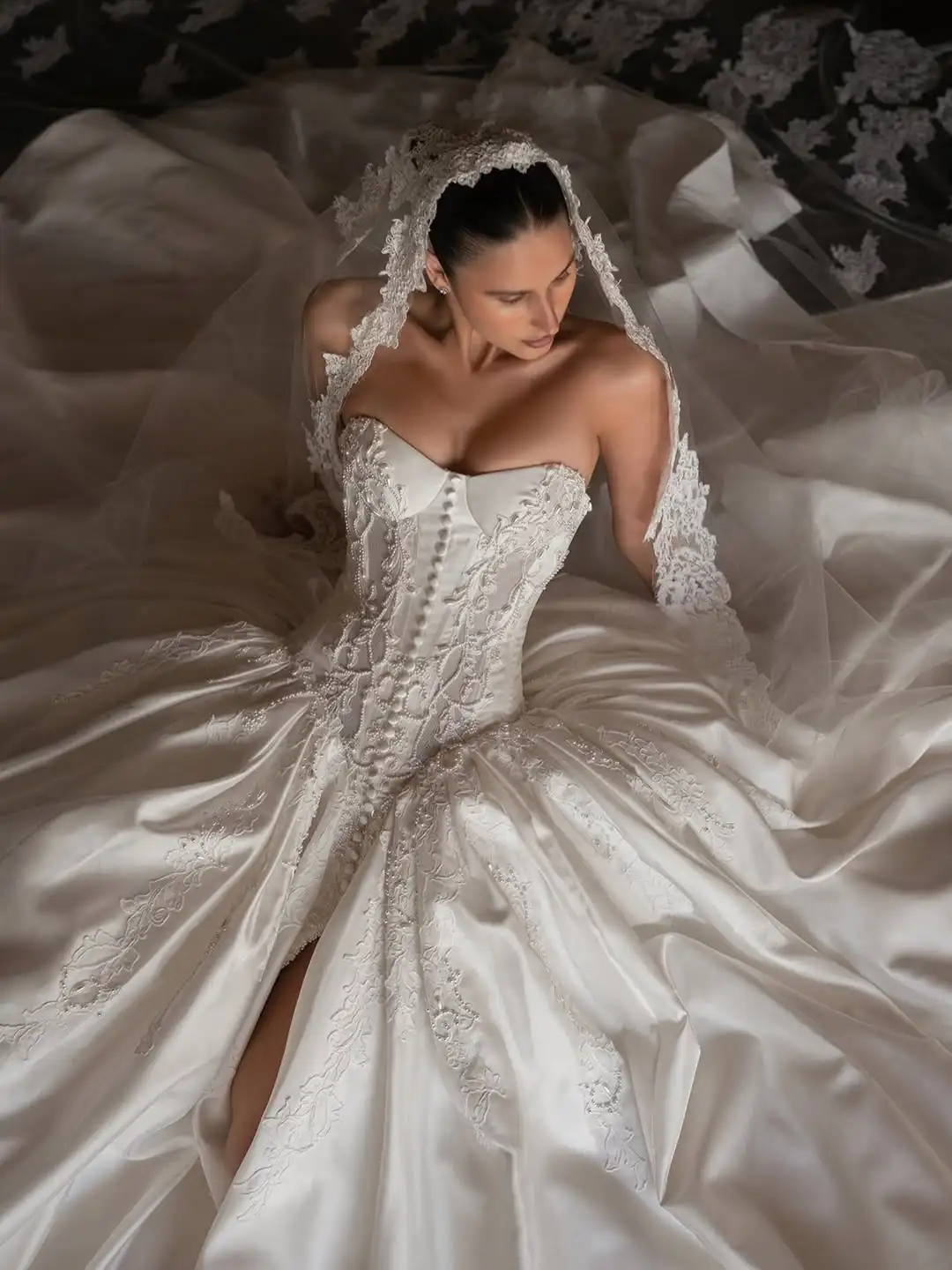 Luxury Satin Wedding Dress with Corset Bodice, High Slit Ball Gown Bridal Dress, Lace Appliqué Princess Vestido de Novia
