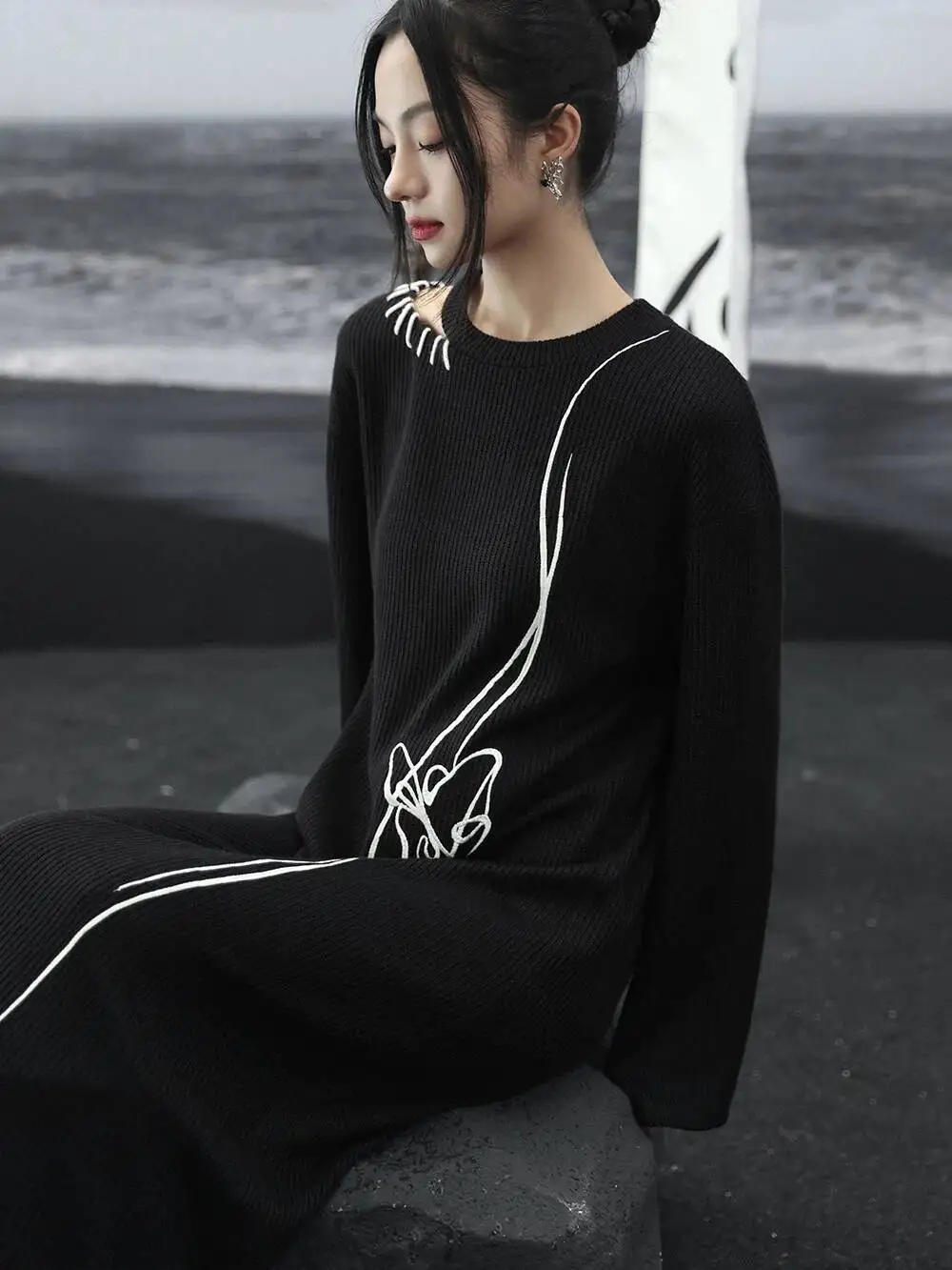 UMI MAO Ciemna Czarna Sukienka Jesień 2023 Nowy Niszowy Design Sweter Dzianinowy z Kontrastowymi Wstawkami Luźna Sukienka Haftowana Dla Kobiet