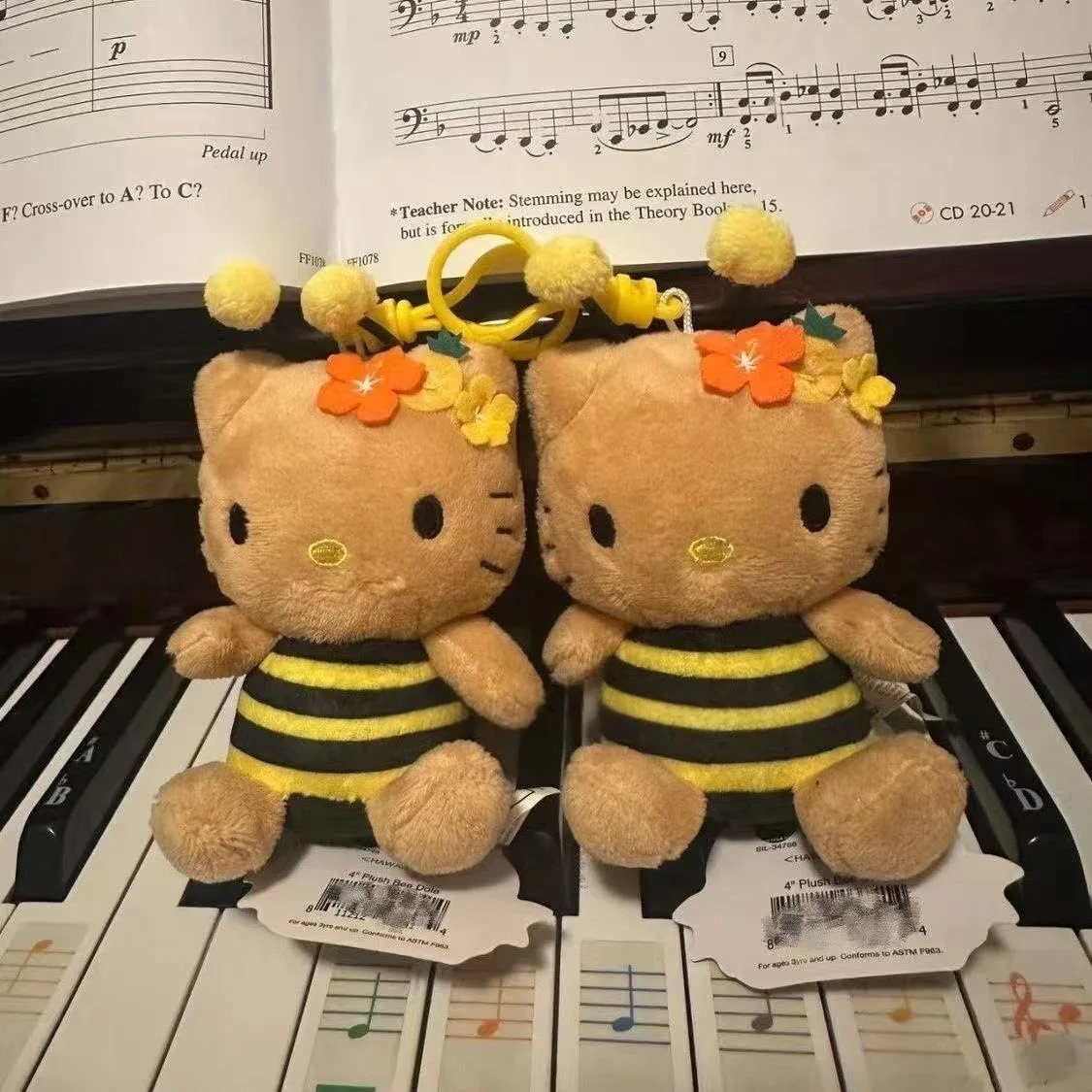 

Плюшевый брелок Hello Kitty в стиле косплей пчелы с полосатым цветочным декором, плюшевая подвеска-кукла для украшения рюкзака, подарок для девочек