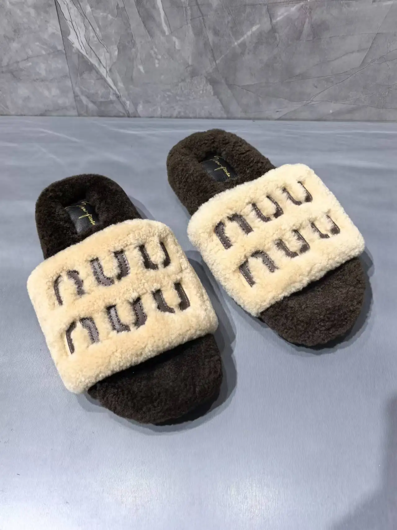 Zapatillas de felpa con letras de cuero para Mujer, Zapatos peludos con suela plana gruesa y punta cuadrada, tendencia de Color Patchwork, sin cordones, 2024