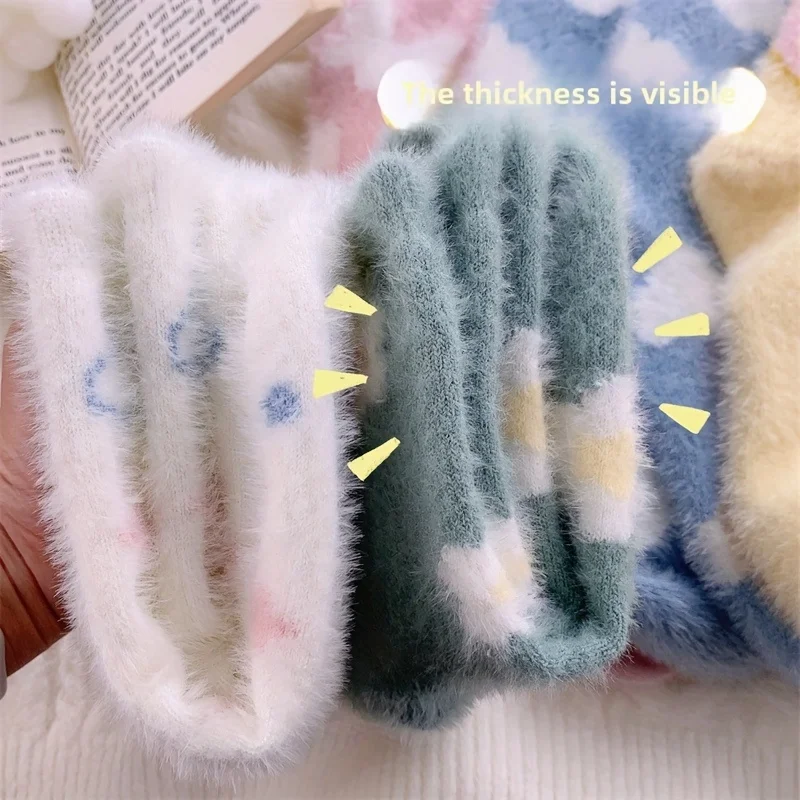 5/2 Pairs of Randomly Packed Cartoon Socks in Quirky Colors, Comfortable Women's Socks, Thick Plush Mid-Calf Socks, Warm and Soft for Autumn and Winter, Fluffy and Cute Mid-Calf Socks