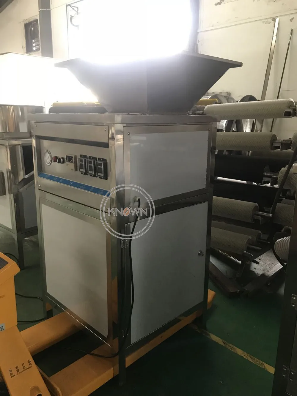 آلة تقشير البصل الجاف التجارية آلة تقطيع البصل نوع صغير آلة تقشير لمطعم آلة تقطيع البصل