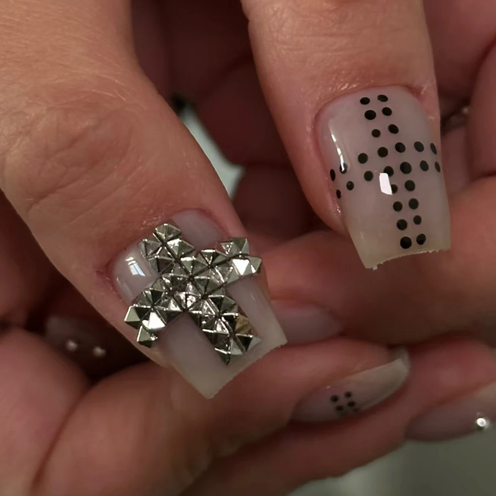 360 Stück Silberlegierung Quadratische Nieten Y2K Nagelcharms Gun Black Golden Punk Spike Studs Nagelteile Quadratische Kegelnieten 3D Deko – Detail 5